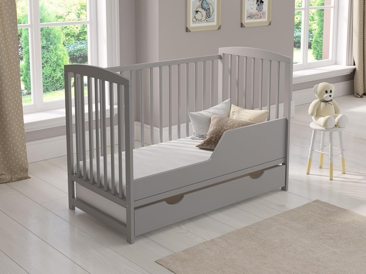 Love For Sleep Babybett 120x60 cm mit Matratze & Schublade, höhenverstellbares Kinderbett aus Kiefernholz, Grau